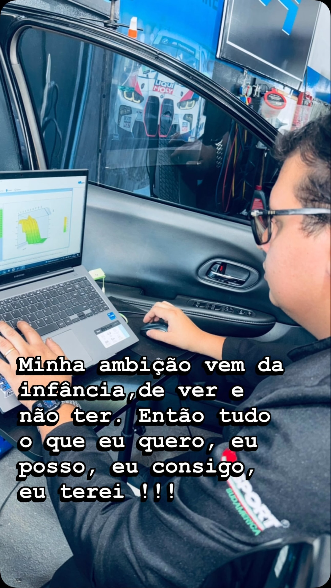 Gabriel Yoshida realizando remap com notebook dentro do veículo