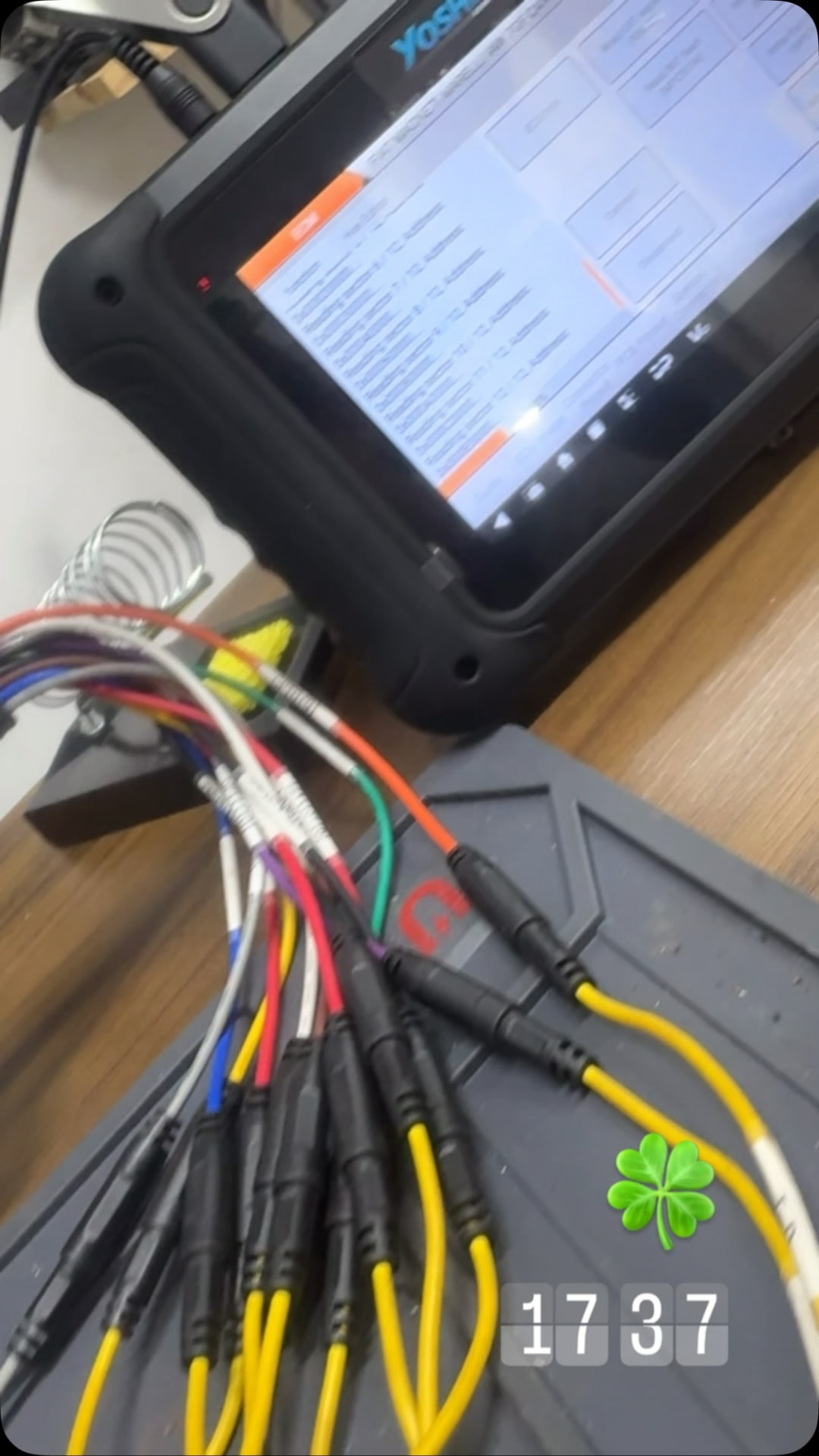 Scanner automotivo e cabos de bancada em uso