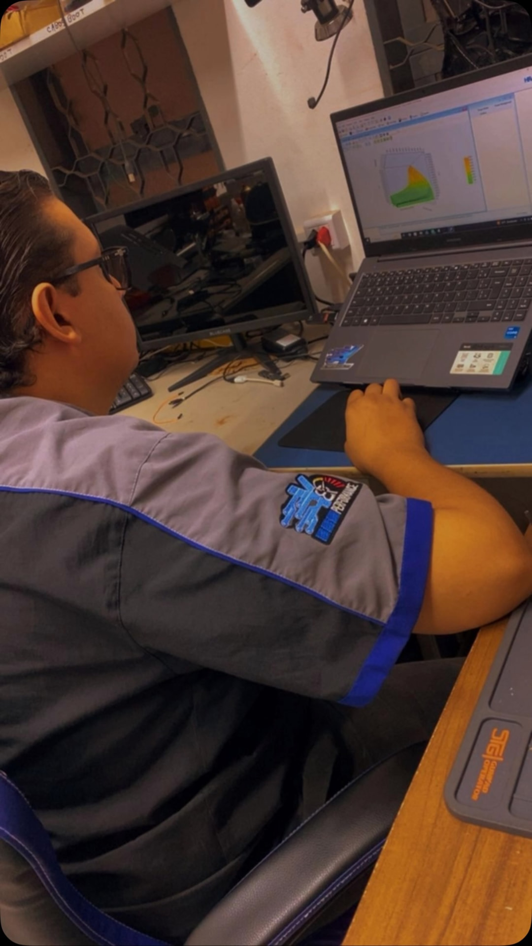 Técnico analisando mapas da central eletrônica